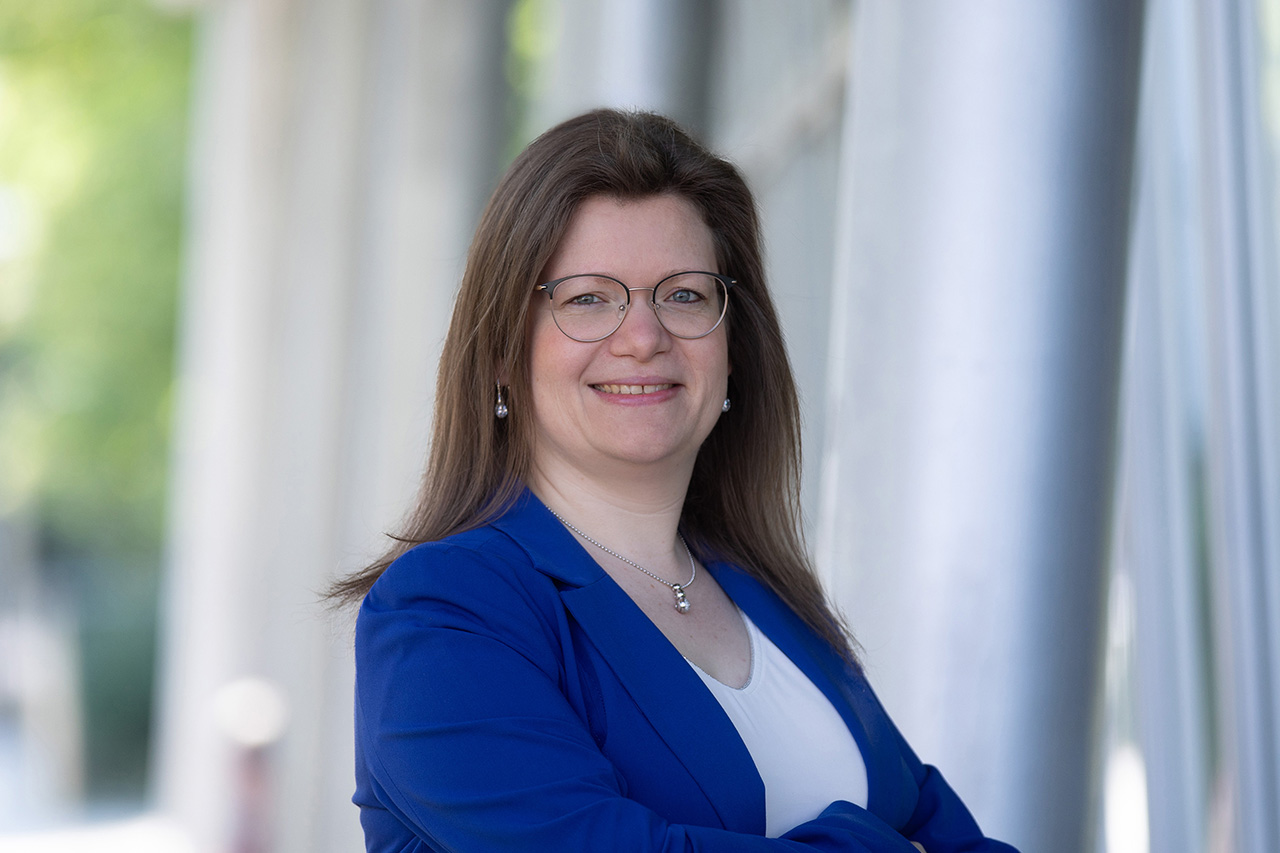 Portrait Monika Lehner vor hellem Geschäftsgebäude (Foto: © photoprisma)